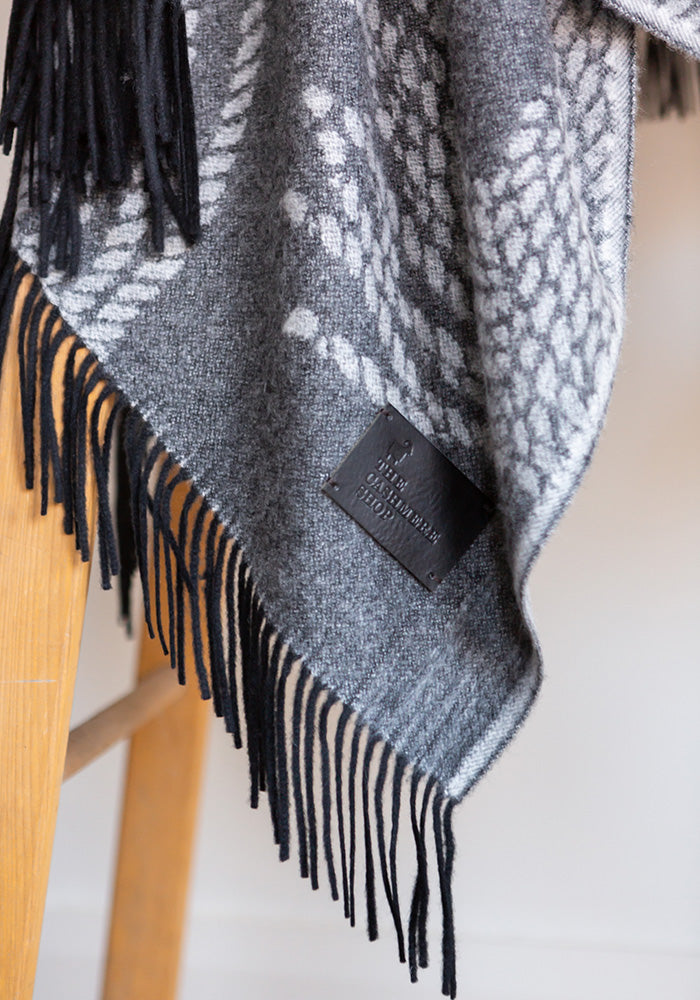 CASHMERE BLANKET WITH FRINGE, GREY ROPE