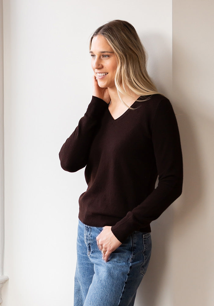 NEW WOMEN'S V-NECK - ESPRESSO