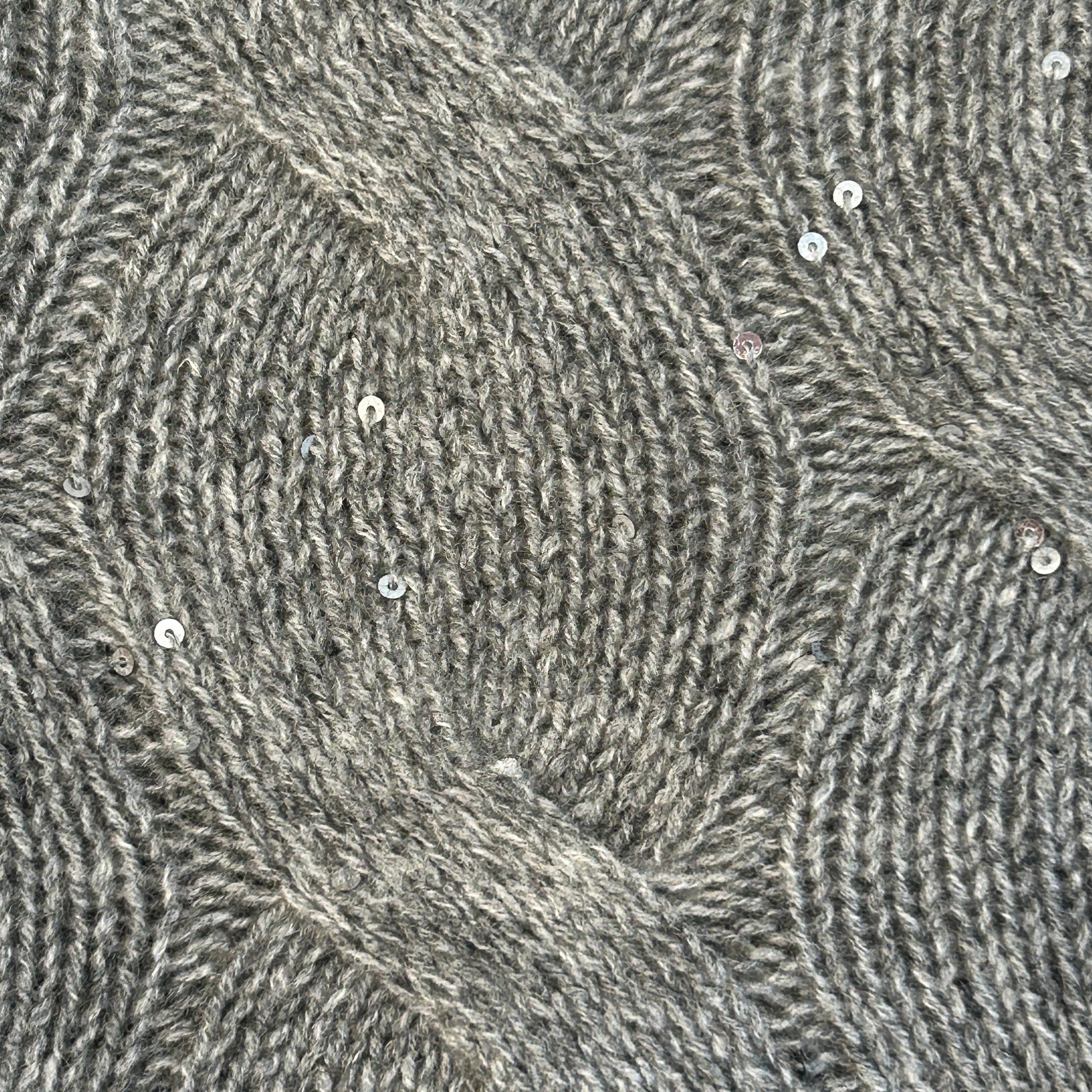 SEQUIN CABLE VEE - KINROSS - GRANITE