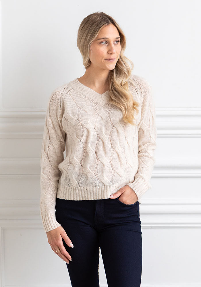 SEQUIN CABLE VEE - KINROSS - SANDSTONE
