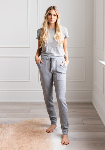 Gray jogger pants outfit womens store