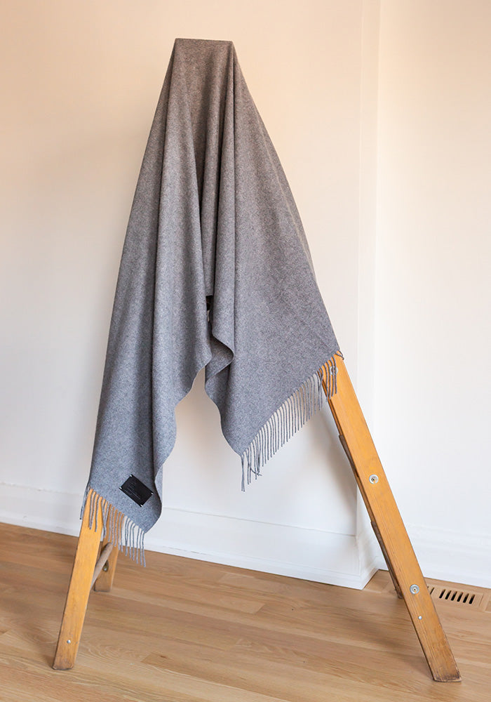 CASHMERE BLANKET WITH FRINGE, MID GREY