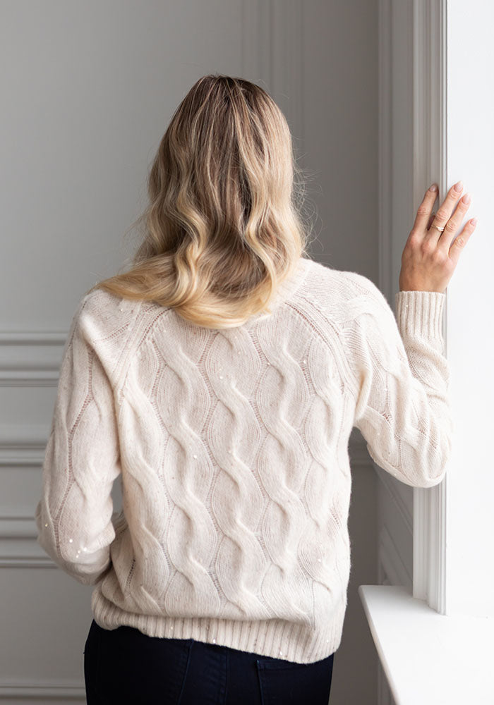 SEQUIN CABLE VEE - KINROSS - SANDSTONE