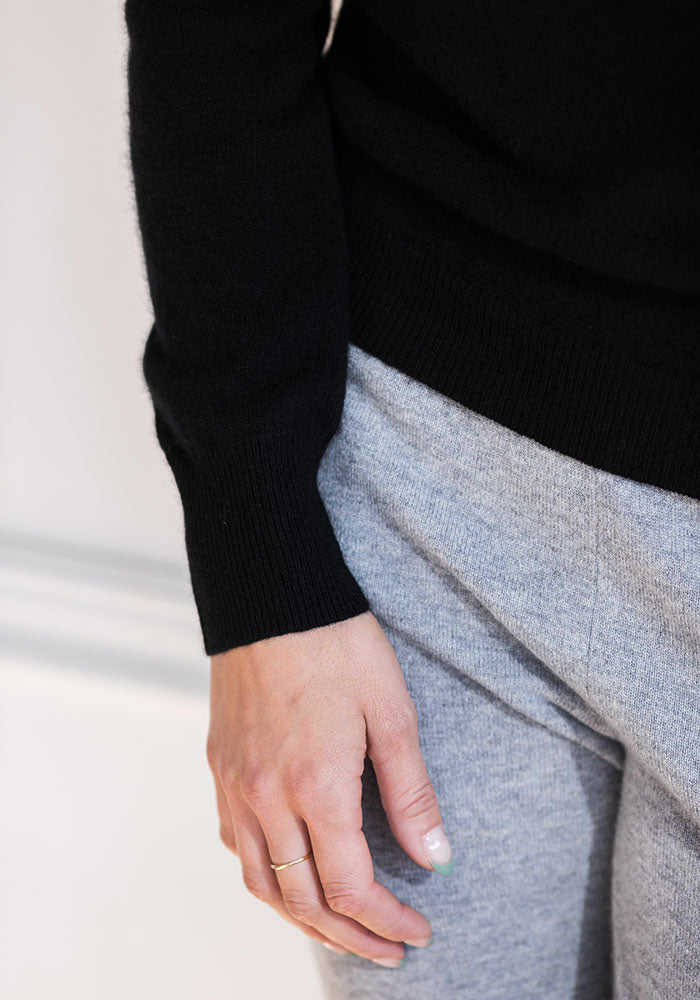 NEW WOMEN'S TURTLE NECK - BLACK
